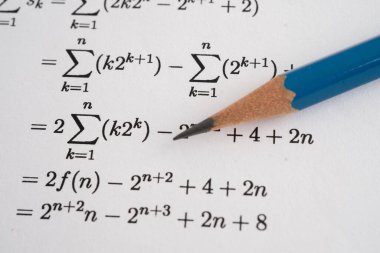 Eğitim okulunda matematik formülü sınav kağıdı üzerine kalem..