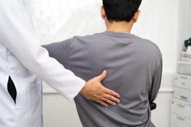 Fizik tedavi, Asyalı terapist tedavisi. Genç adam hastanede acı çekiyor..