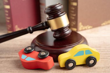 Araba kazası davası ve sigorta, araba modelli yargıç çekici..