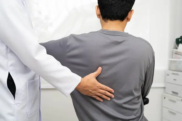 Fizik tedavi, Asyalı terapist tedavisi. Genç adam hastanede acı çekiyor..