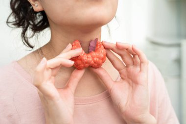 Hipertiroidizm, aşırı aktif tiroid, tiroid lenfoma, tiroid bezi insan anatomisi olan Asyalı kadın..