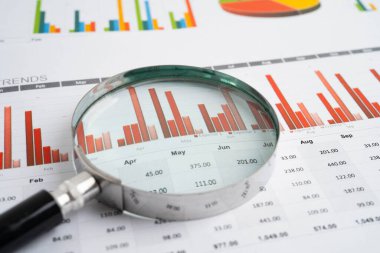 Grafik kağıdındaki büyüteç. Mali kalkınma, Bankacılık Hesabı, İstatistik, Yatırım Analitik Araştırma Veri Ekonomisi.