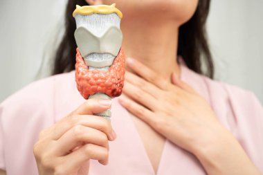 Hipertiroidizm, aşırı aktif tiroid, tiroid lenfoma, tiroid bezi insan anatomisi olan Asyalı kadın..