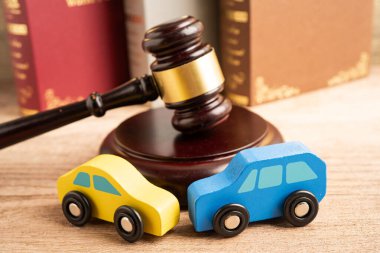 Araba kazası davası ve sigorta, araba modelli yargıç çekici..