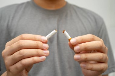 Sigarayı bırak, Asyalı genç adam kırıyor sigarayı yok et.