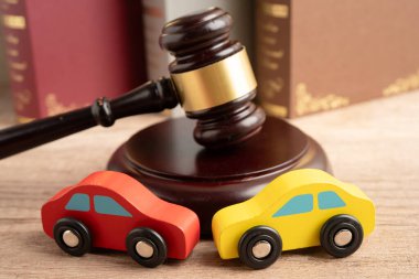 Araba kazası davası ve sigorta, araba modelli yargıç çekici..