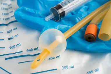 Foley kateteri ve idrar boşaltma torbası sakatlık veya hastanede yatan hasta için idrar topluyor..