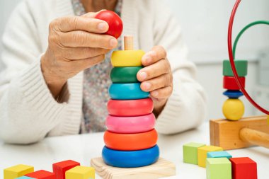 Asyalı yaşlı bir kadın, geliştirme oyunu oynuyor..