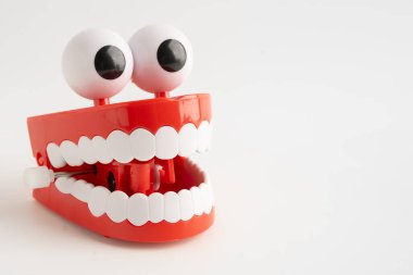 Diş sağlığı için takma dişli komik kırmızı dişler..