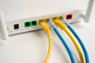 İnternet servis sağlayıcısına bağlı ethernet kablosu.