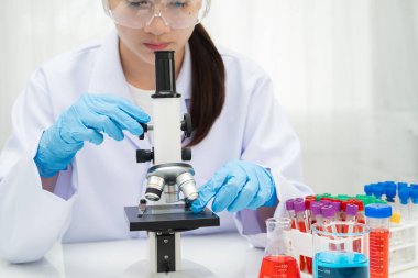 Bilim laboratuarındaki araştırmalar için tıbbi uzman mikroskobu kullan.