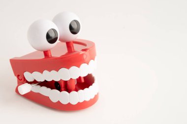 Diş sağlığı için takma dişli komik kırmızı dişler..