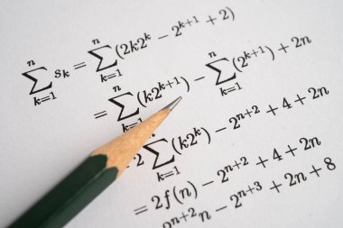 Eğitim okulunda matematik formülü sınav kağıdı üzerine kalem..