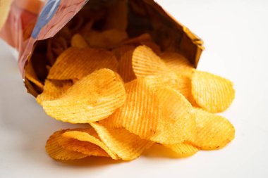 Patates cipsi leziz BBQ baharatı Crips için ince dilimlenmiş kızarmış abur cubur fast food.