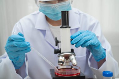 Bilim laboratuarındaki araştırmalar için tıbbi uzman mikroskobu kullan.