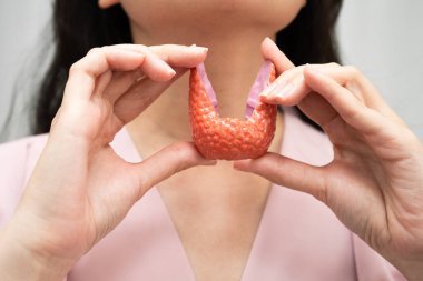 Hipertiroidizm, aşırı aktif tiroid, tiroid lenfoma, tiroid bezi insan anatomisi olan Asyalı kadın..