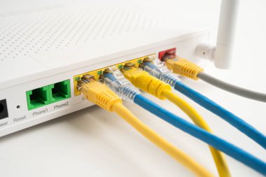 İnternet servis sağlayıcısına bağlı ethernet kablosu.