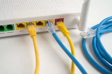 İnternet servis sağlayıcısına bağlı ethernet kablosu.
