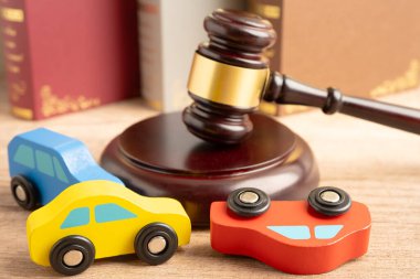 Araba kazası davası ve sigorta, araba modelli yargıç çekici..