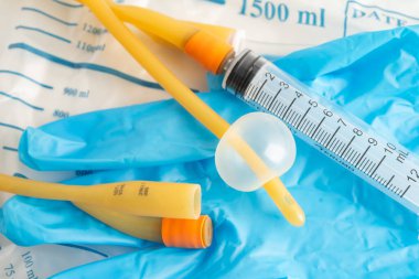 Foley kateteri ve idrar boşaltma torbası sakatlık veya hastanede yatan hasta için idrar topluyor..