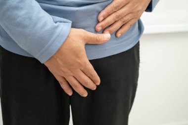 Fıtık, Asyalı erkek mide ağrısı, karın ağrısı ve üroloji problemi..