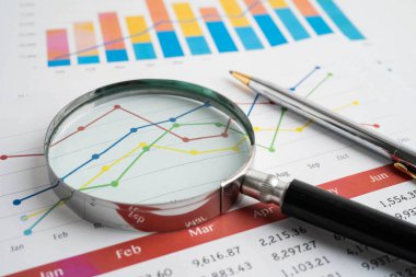 Grafik kağıdındaki büyüteç. Mali kalkınma, Bankacılık Hesabı, İstatistik, Yatırım Analitik Araştırma Veri Ekonomisi.
