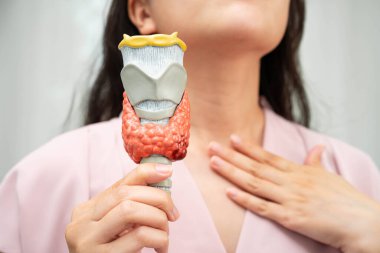 Hipertiroidizm, aşırı aktif tiroid, tiroid lenfoma, tiroid bezi insan anatomisi olan Asyalı kadın..
