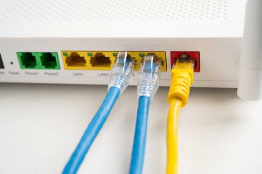 İnternet servis sağlayıcısına bağlı ethernet kablosu.