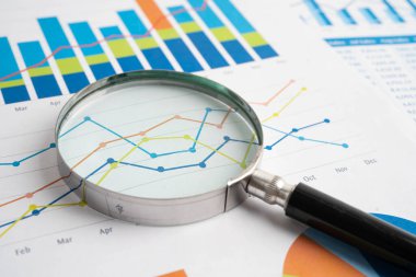 Grafik kağıdındaki büyüteç. Mali kalkınma, Bankacılık Hesabı, İstatistik, Yatırım Analitik Araştırma Veri Ekonomisi.