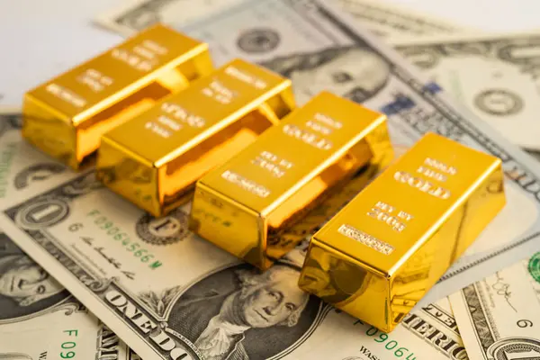 Amerikan doları banknotlu altın külçeler, finans sektörü yatırım para birimi.
