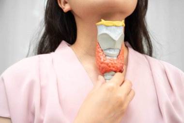 Hipertiroidizm, aşırı aktif tiroid, tiroid lenfoma, tiroid bezi insan anatomisi olan Asyalı kadın..