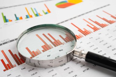 Grafik kağıdındaki büyüteç. Mali kalkınma, Bankacılık Hesabı, İstatistik, Yatırım Analitik Araştırma Veri Ekonomisi.