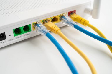 İnternet servis sağlayıcısına bağlı ethernet kablosu.