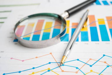 Grafik kağıdındaki büyüteç. Mali kalkınma, Bankacılık Hesabı, İstatistik, Yatırım Analitik Araştırma Veri Ekonomisi.