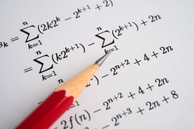 Eğitim okulunda matematik formülü sınav kağıdı üzerine kalem..