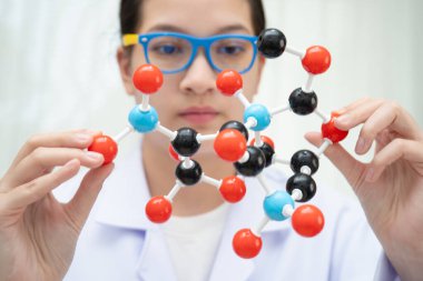 Kimyasal teknoloji için moleküler model tutan bilim adamı.
