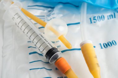 Foley kateteri ve idrar boşaltma torbası sakatlık veya hastanede yatan hasta için idrar topluyor..