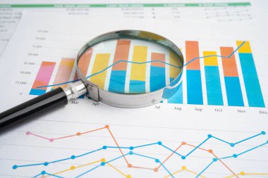 Grafik kağıdındaki büyüteç. Mali kalkınma, Bankacılık Hesabı, İstatistik, Yatırım Analitik Araştırma Veri Ekonomisi.