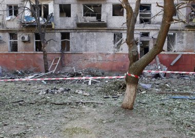 Roket saldırısından sonra yıkılan apartman. Parça izleri.