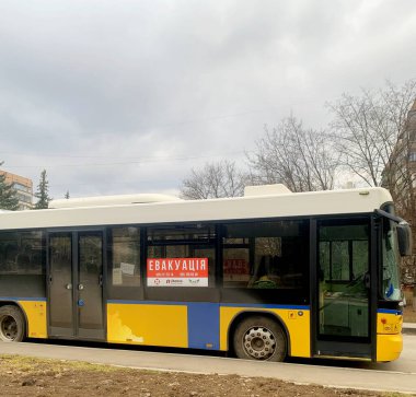 Vatandaşlar tahliye için otobüse biniyor..