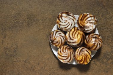 Saf peynirli yuvarlak keklerin bir fincan tabağına konmuş hali. Üst görünüm.