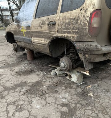 Kirli, pejmürde yolcu vagonunda tekerlek yok..