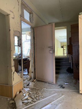 Roket saldırısından sonra kurumların iç tesislerinin durumu.