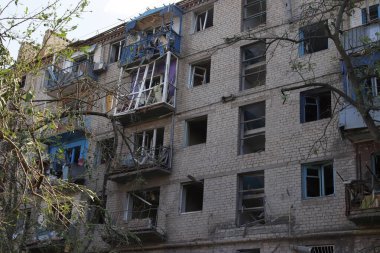 Roket saldırısından sonra yıkılan apartman. Parça izleri.