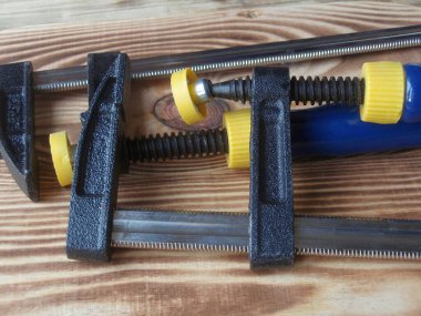 Ahşap bir masanın üstündeki yeni kıskaçların yakın çekimi.