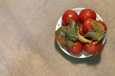 Baharatla kaplı domatesli bir tabağın üst görüntüsü.