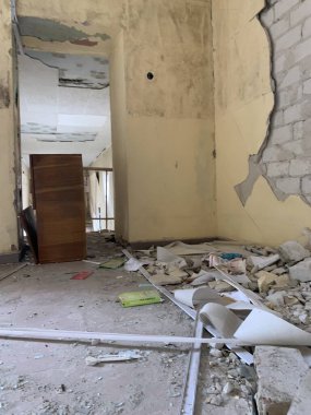 Ukrayna, Donbass. Editör çizimi. 27.02.2023. Roket saldırısından sonra eğitim binasının iç kısmının tahrip edilmesi.