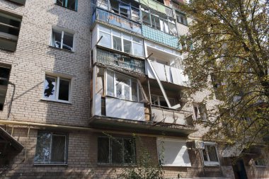 Roket saldırısından sonra yıkılan apartman.