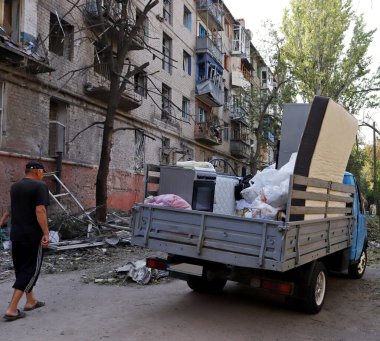 Yıkılmış bir apartmandan ev eşyalarıyla dolu bir kamyon..