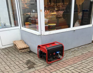 Elektrik kesintisi sırasında alışveriş merkezinin kapısındaki mobil voltaj jeneratörü..